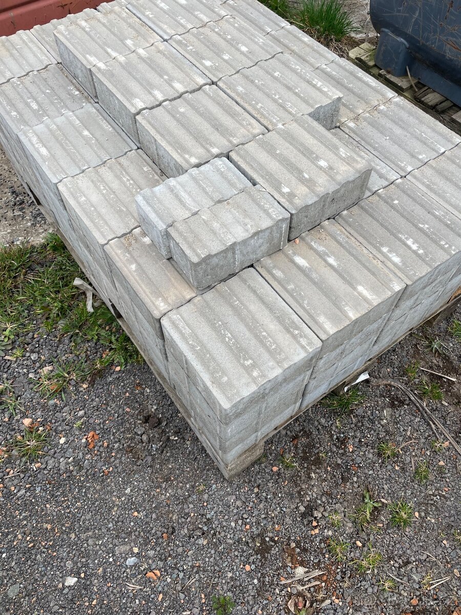 Dlažba chodniková pro nevidomé