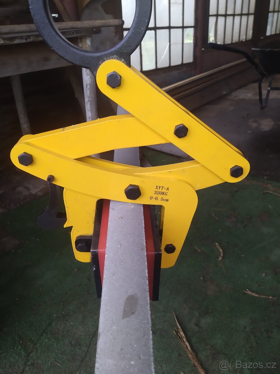 Samosvorné manipulační kleště na stavbu betonového plotu