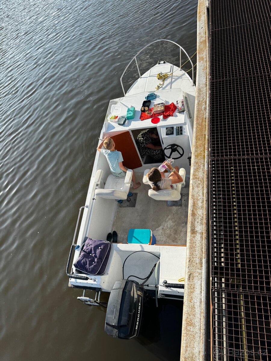 Kajutová motorový člun