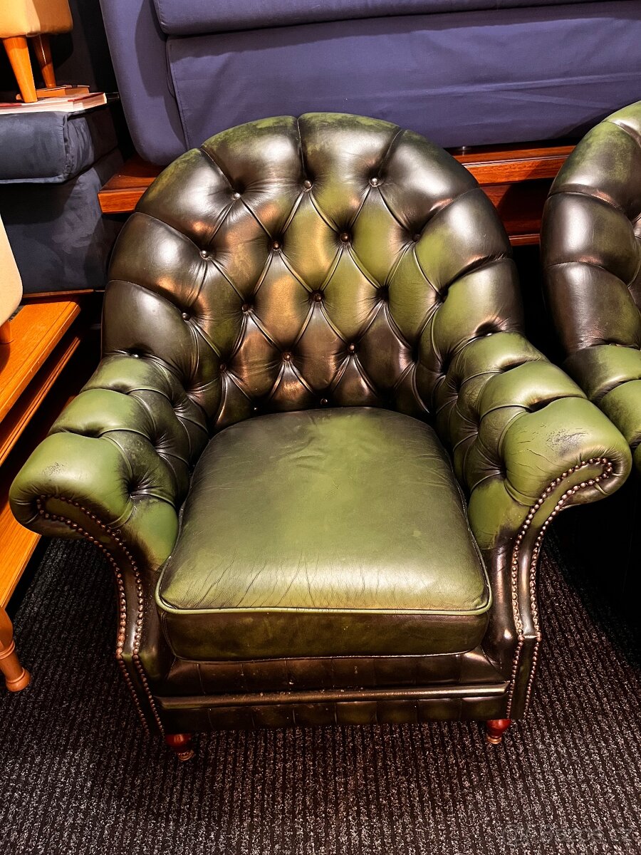 Kožené křeslo v anglickém stylu