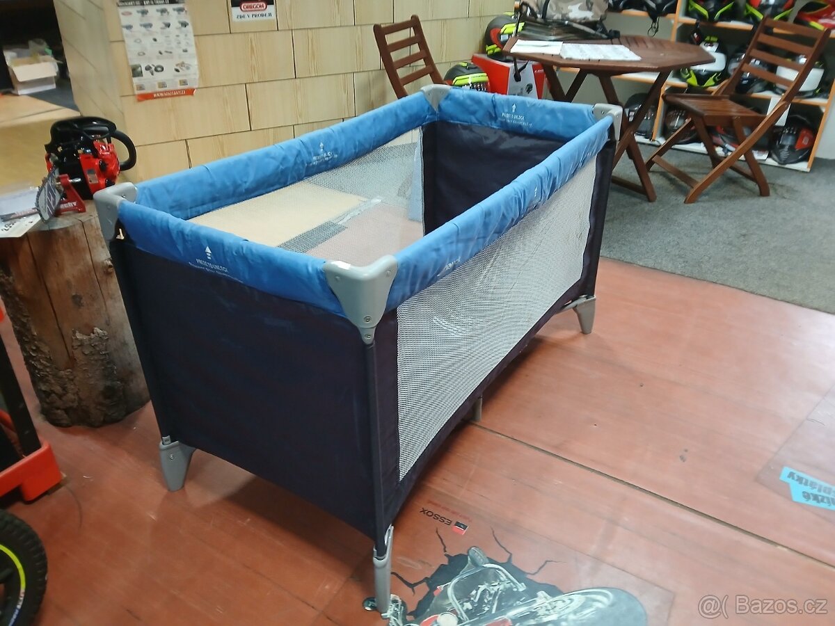 Cestovní skládací postýlka