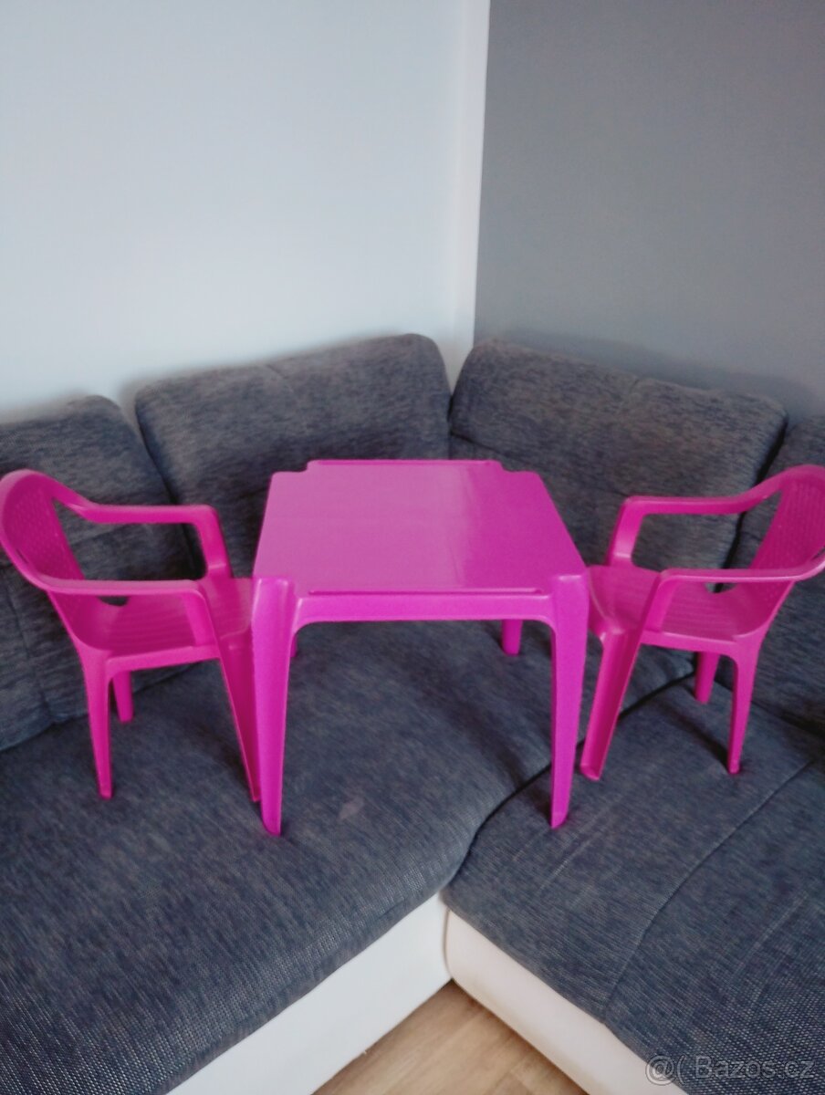 Dětský plastový stolek a dvě židle