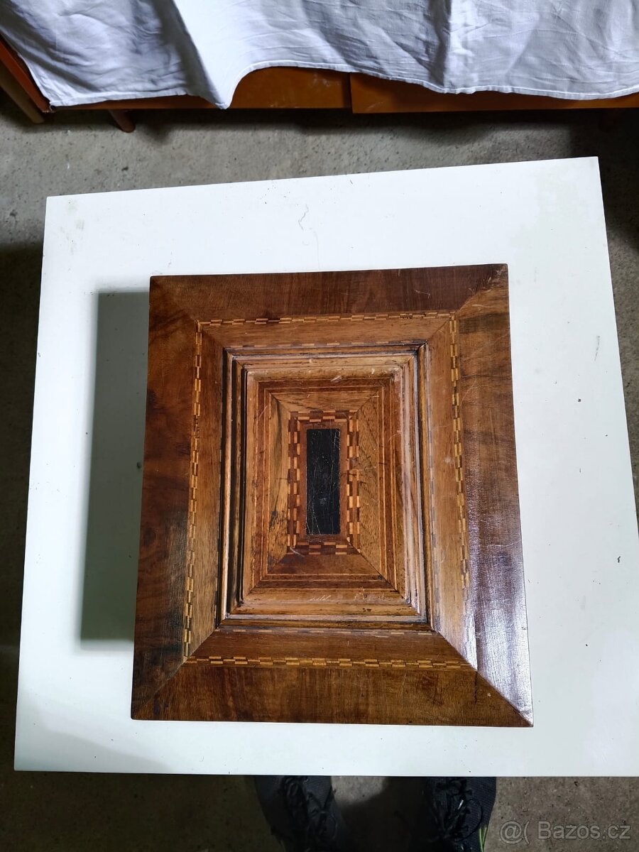 Starožitná dřevěná kazeta / šperkovnice s intarzií