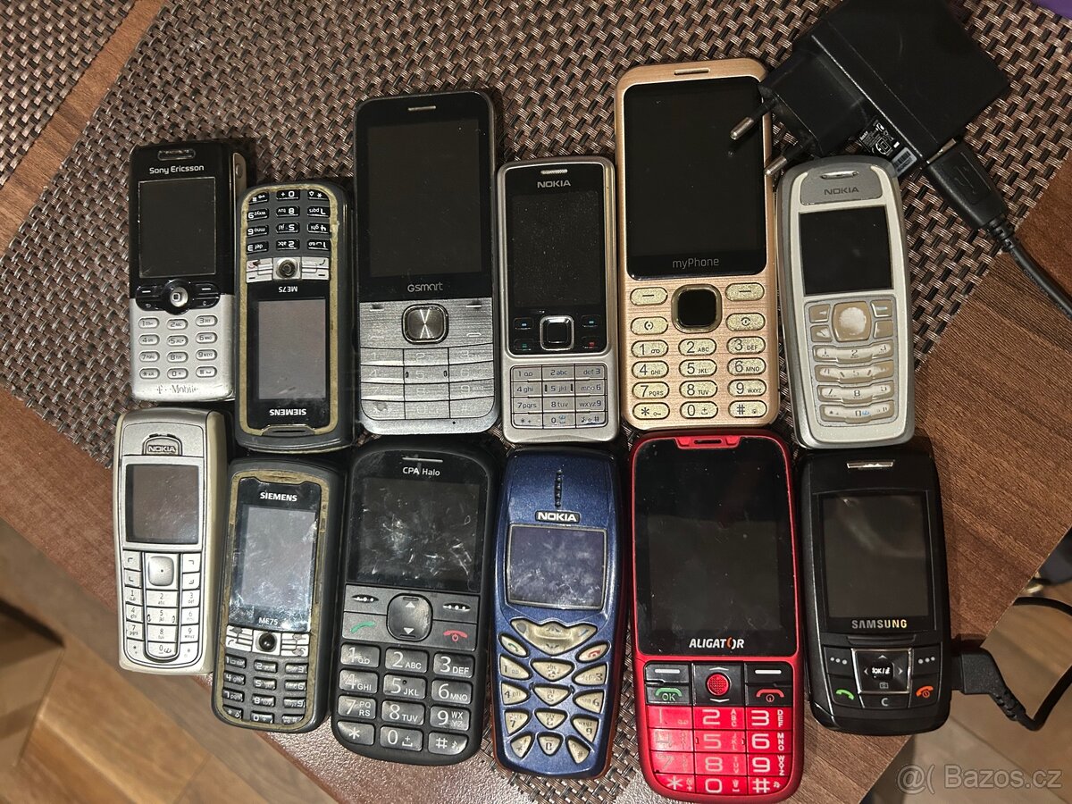 Různé tlačítkové telefony