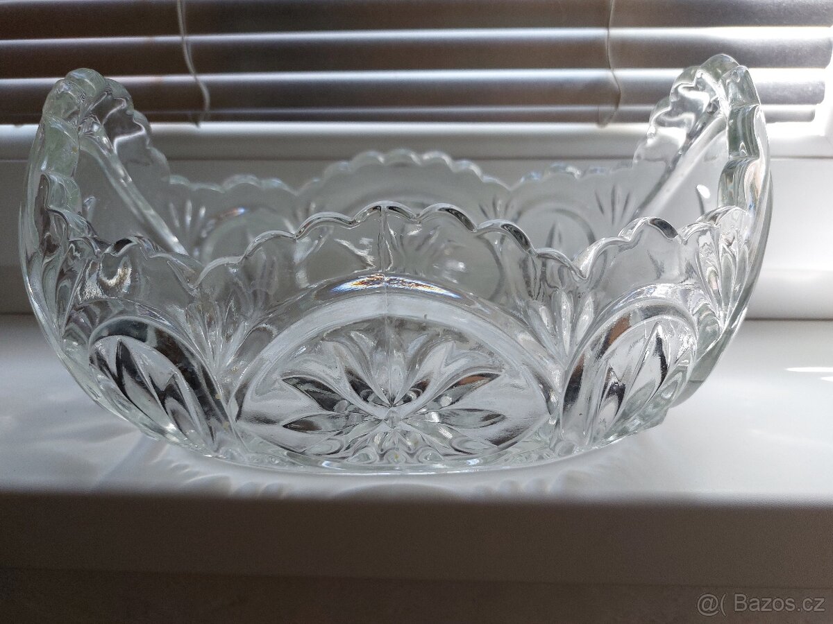 Broušená skleněná oválná mísa