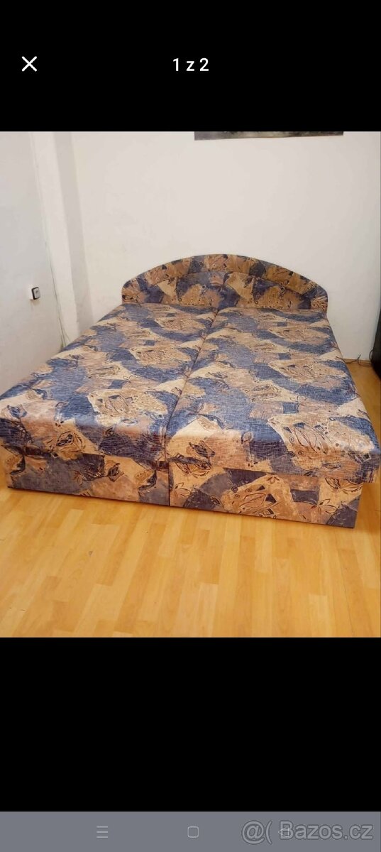 Starší dvoulůžková postel