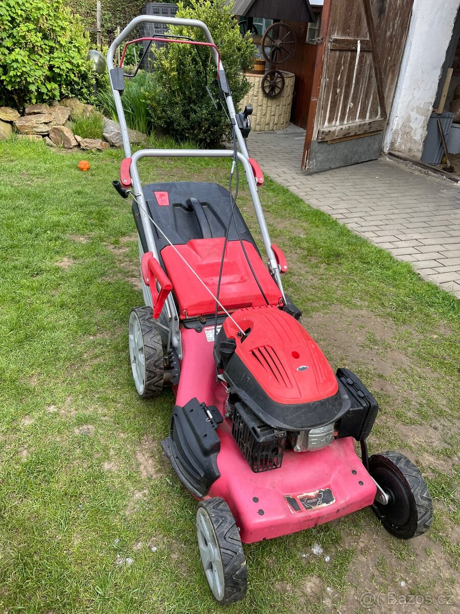 Benzínová sekačka Hecht SW 550 s pojezdem