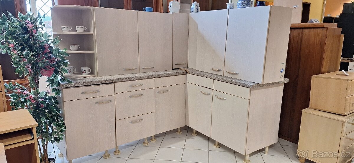 Bytelná kuchyňská linka včetně dřezu a baterie