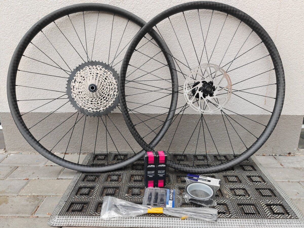 Zapletená kola MTB 29" Carbon 12K Boost kompletní - NOVÁ