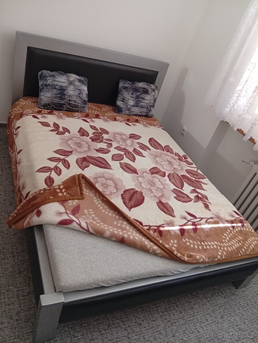 Kovová postel