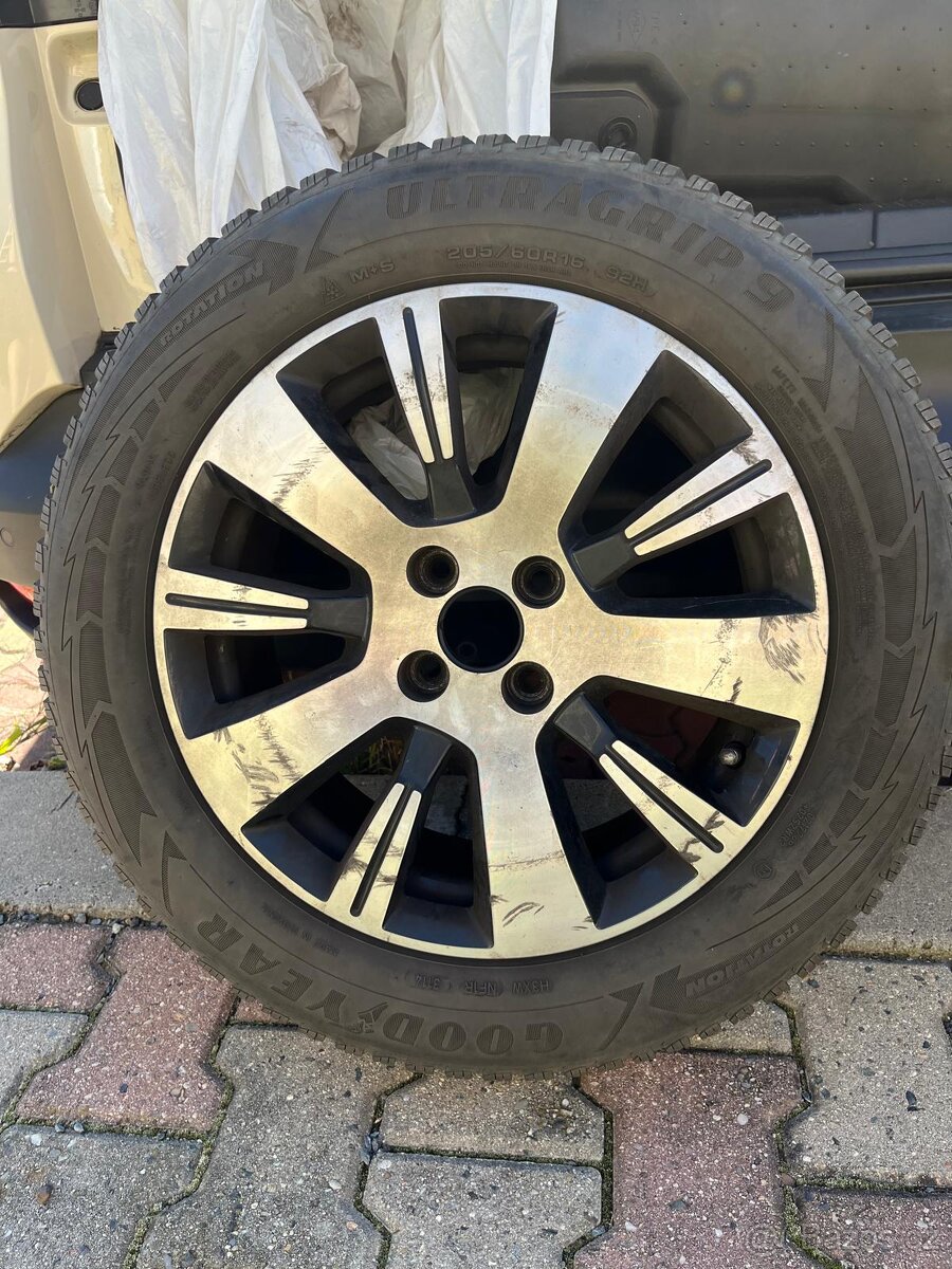 Alu kola s pneu Goodyear UltraGrip – 16" pro Renault Captur