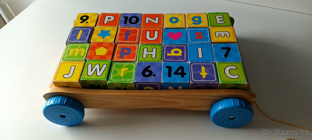 Vozík s dřevěnými kostkami