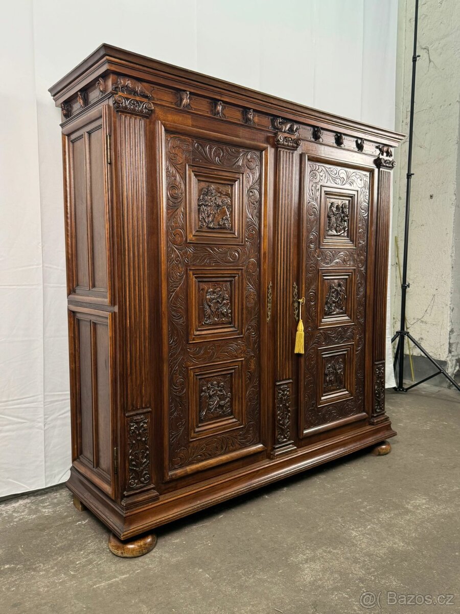 Starožitná vyřezávaná skříň (135030)