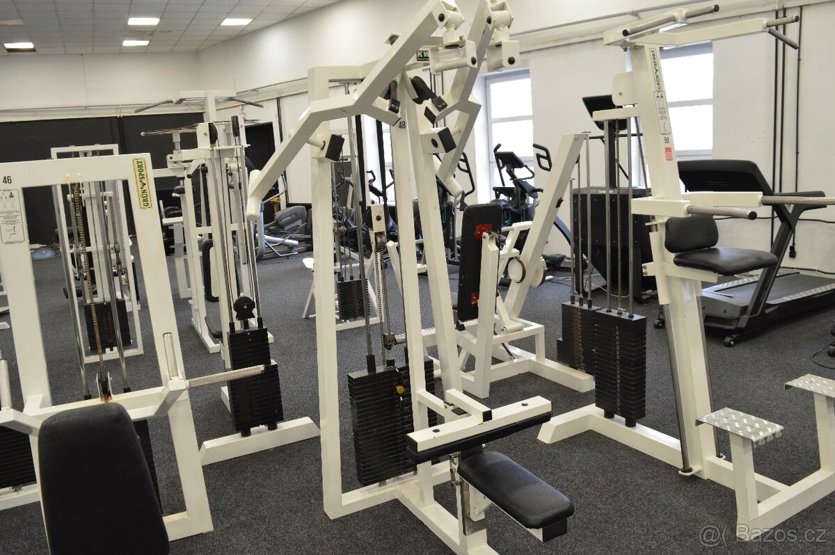 Posilovací stroj přítahy na záda