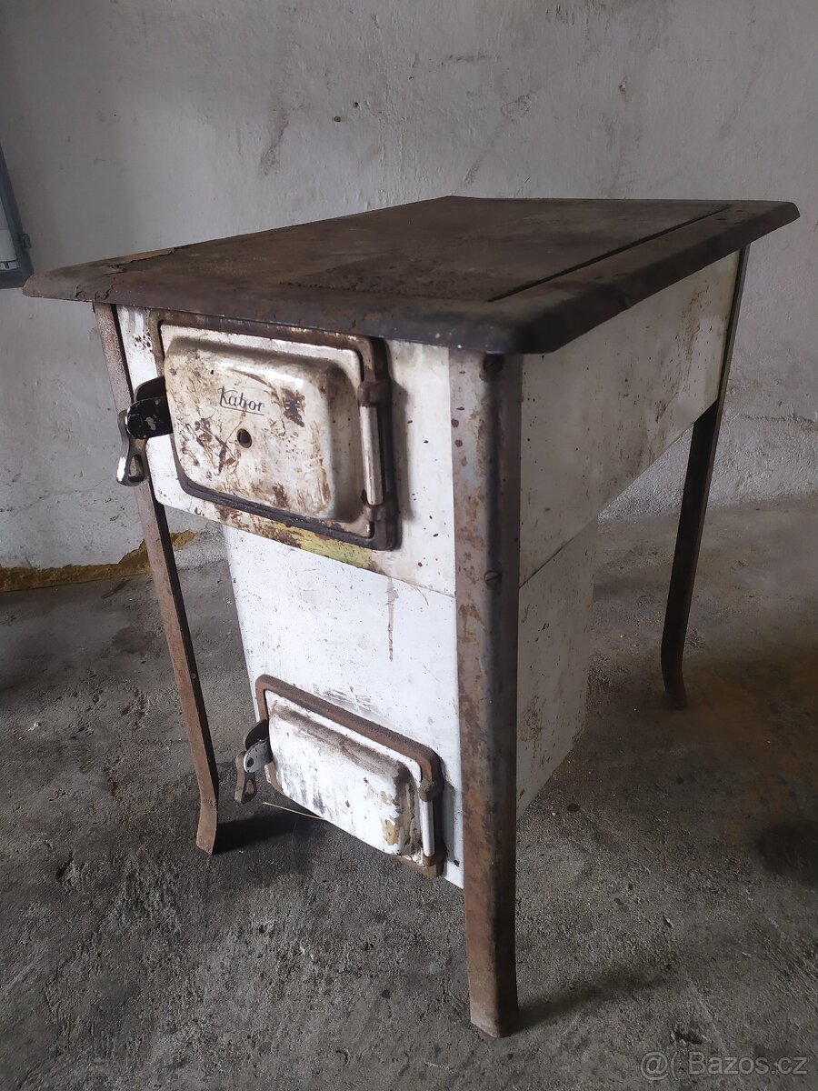 Kamna na dřevo nebo uhlí.