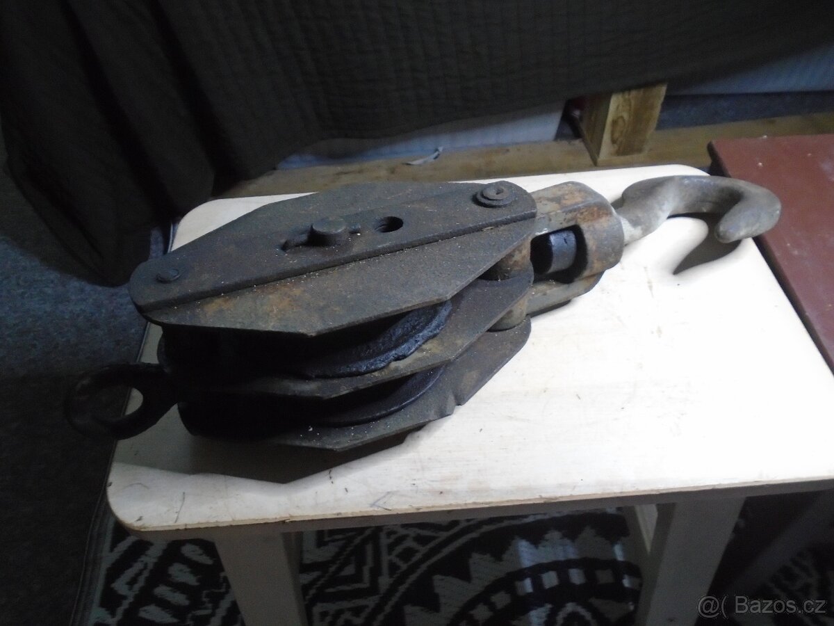 Otočná kovová kladka