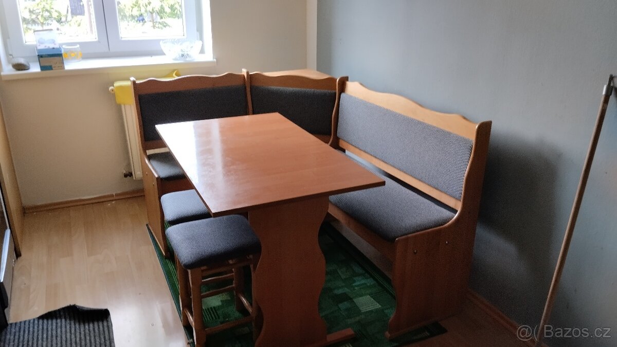 Jídelní stůl s židlemi a lavicí