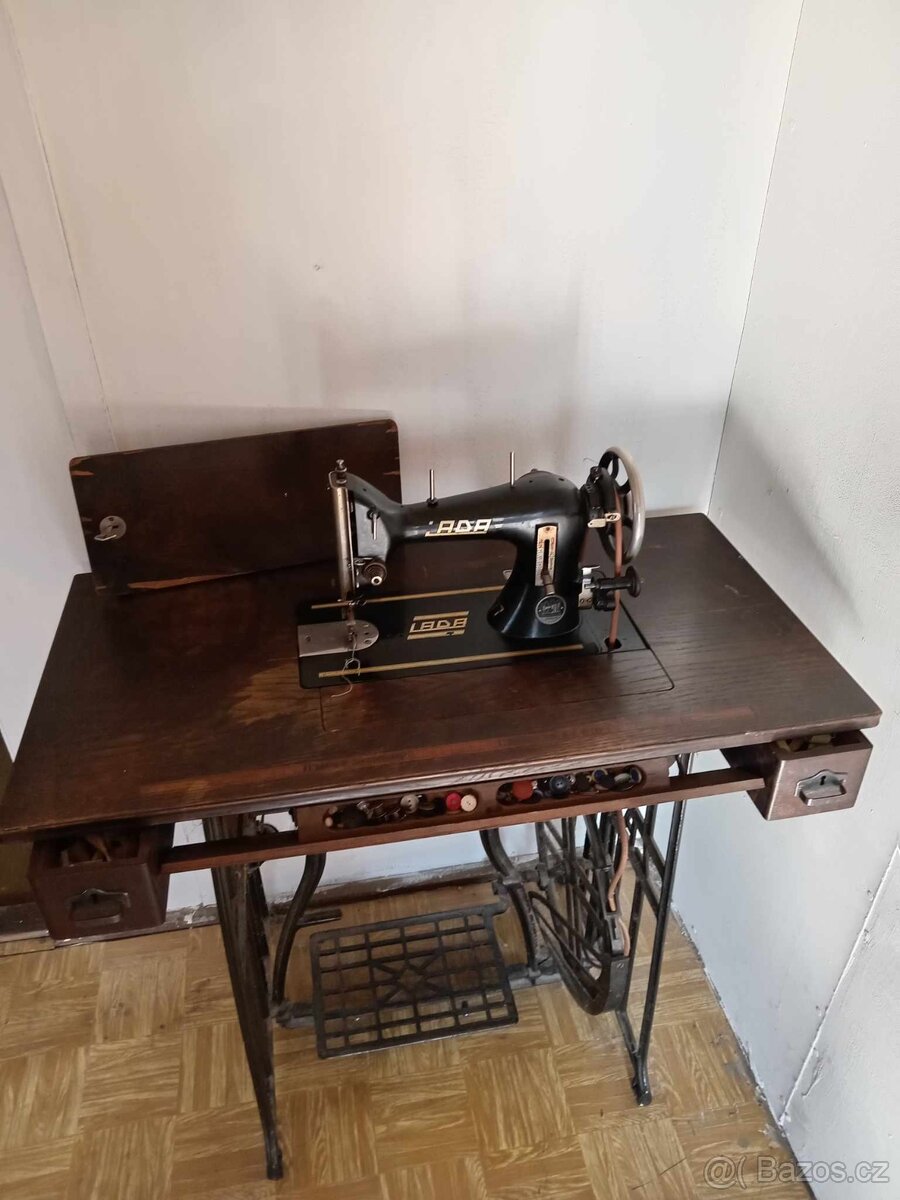 Starý šlapací stroj Lada. 50 léta