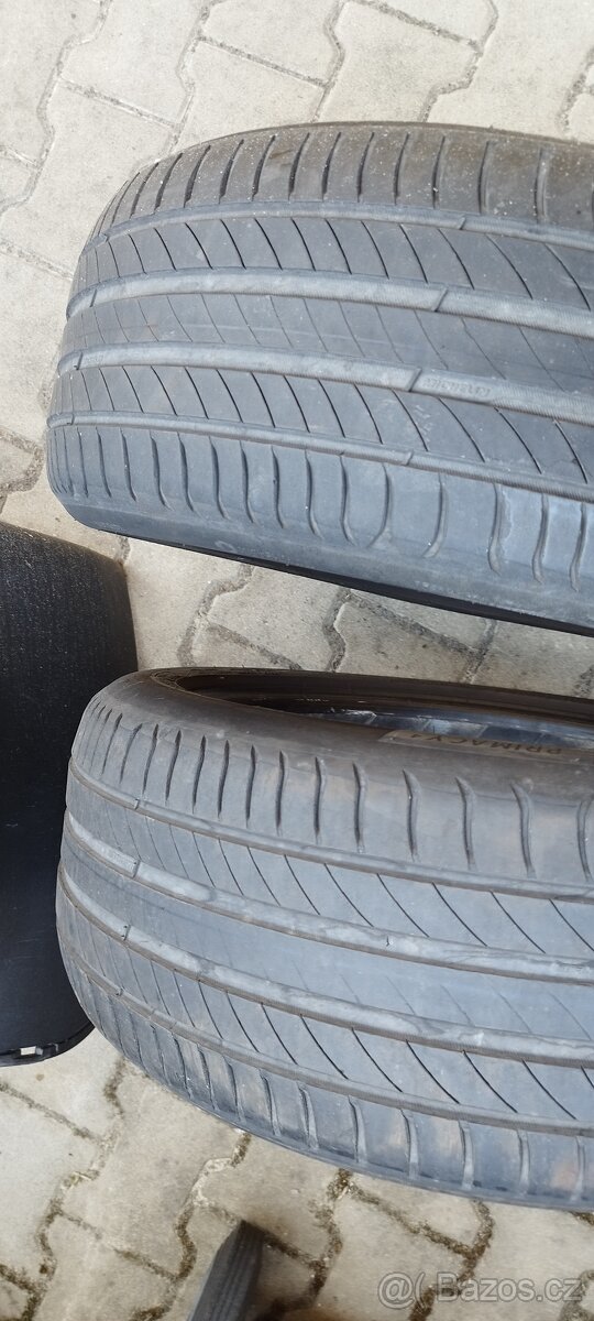 Prodám 2 pneumatiky Michelin 225/45/17