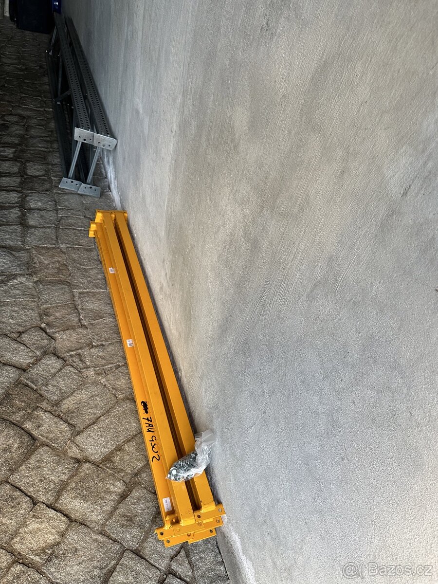 Masivní kovový regál například na kola / pneumatiky