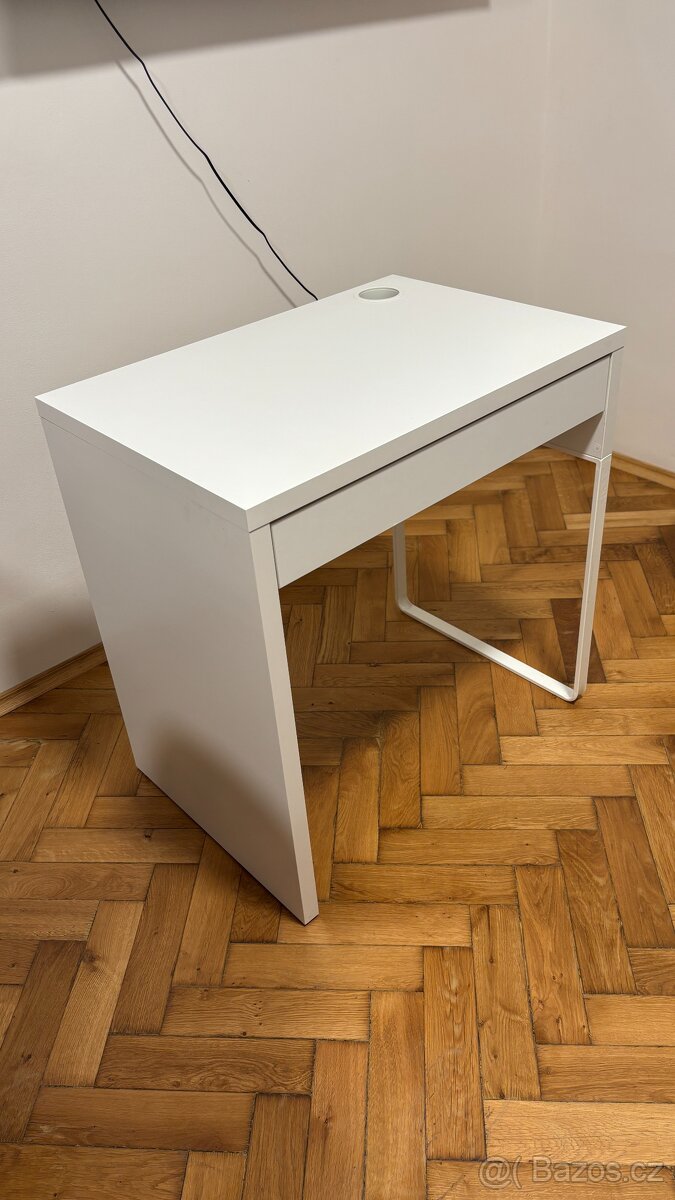 Bílý stůl Ikea Micke