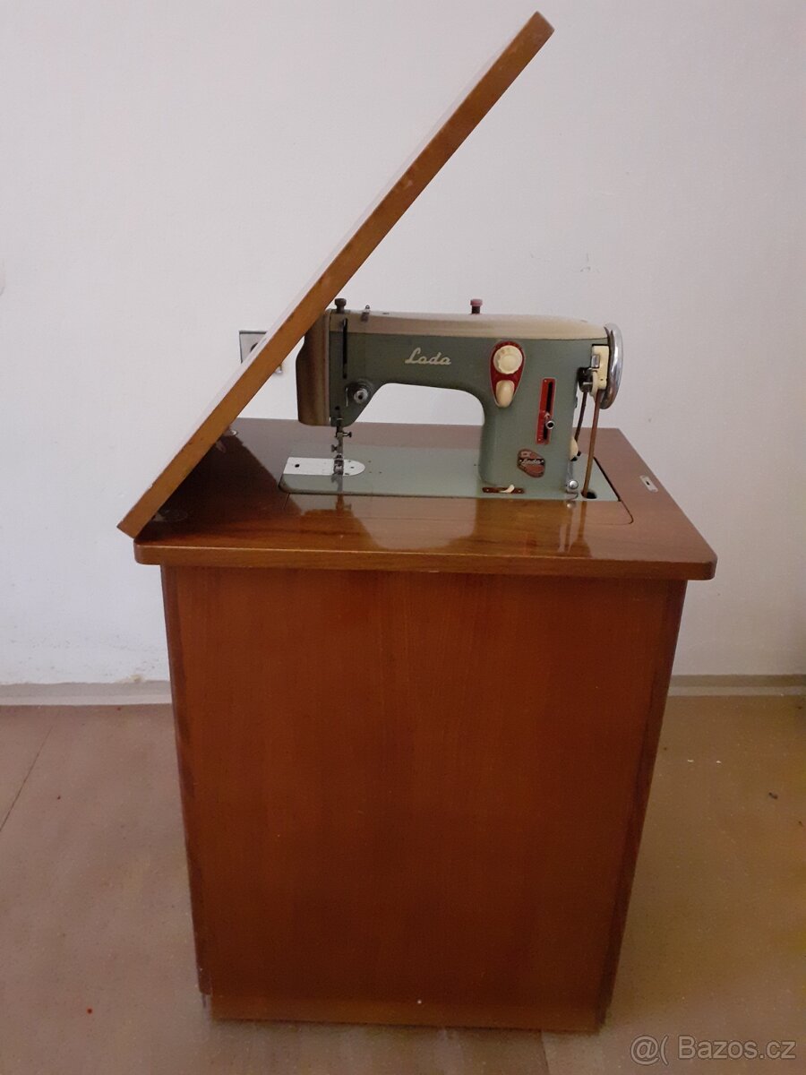 Šicí stroj LADA