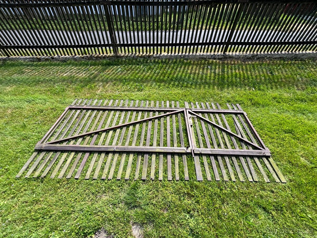 Vjezdová zahradní brána (vrata)