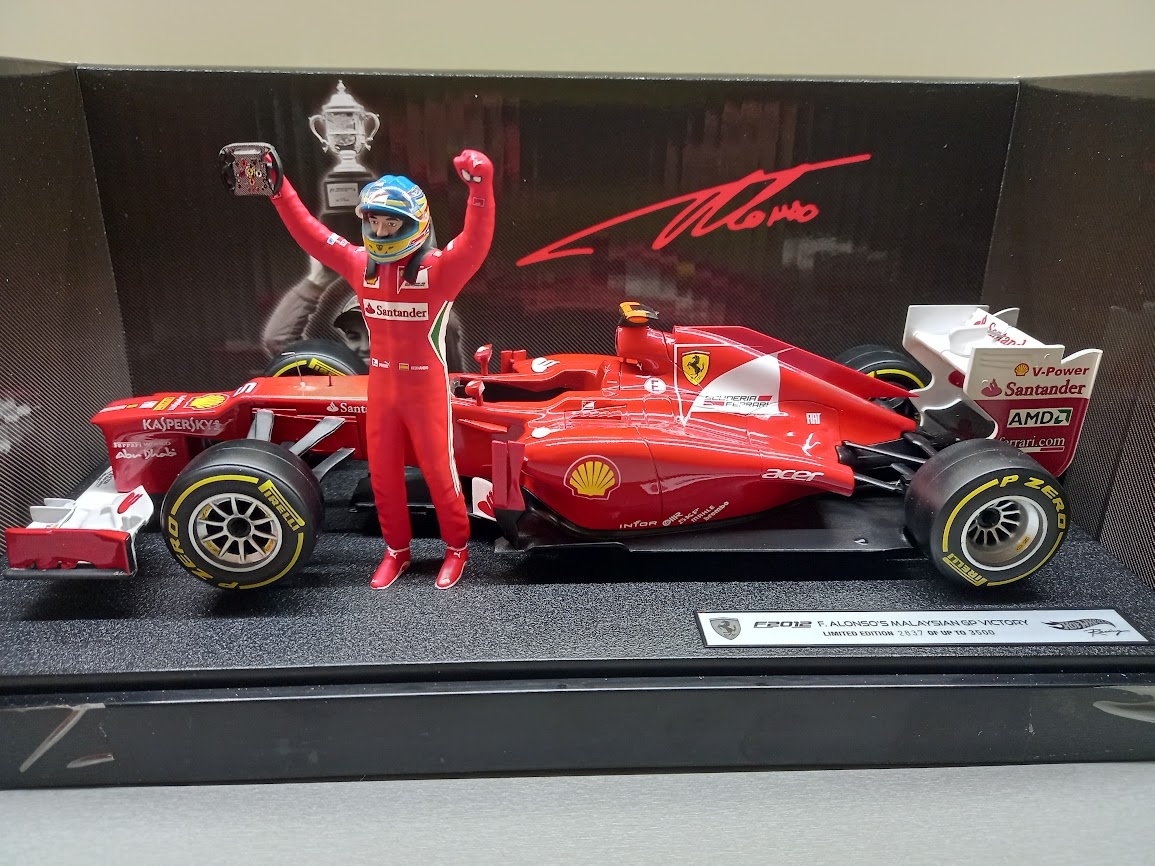 F1 FERRARI F2012 VÍTĚZ GP MALAYSIE 2012 ALONSO HOTWHEELS