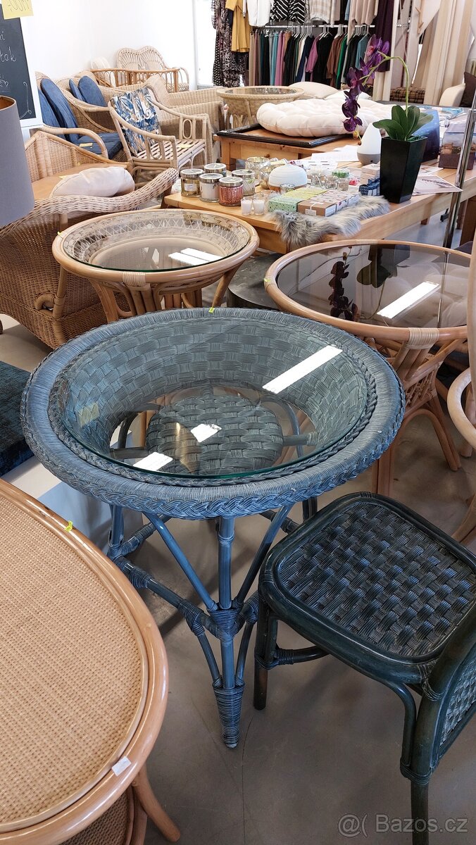 Nový ratanový stůl