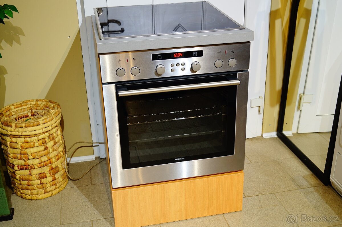 Nerezový vestavný sporák Bosch HEB73D352, vyjížděcí dveře