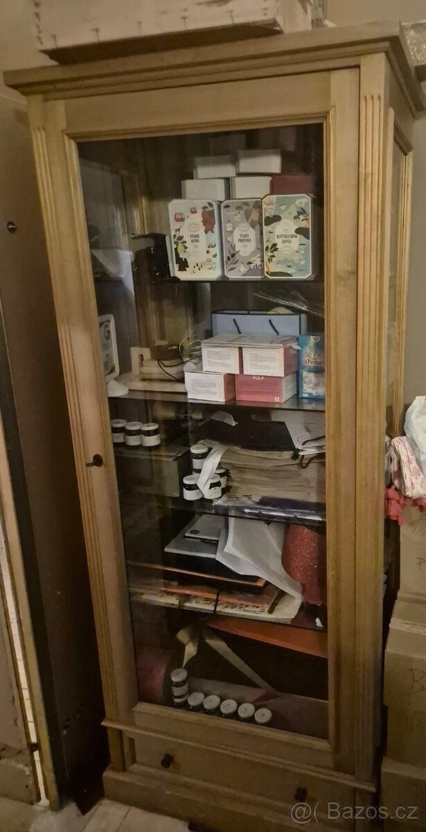 Masivní dřevěná vitrína – sklo + osvětlení