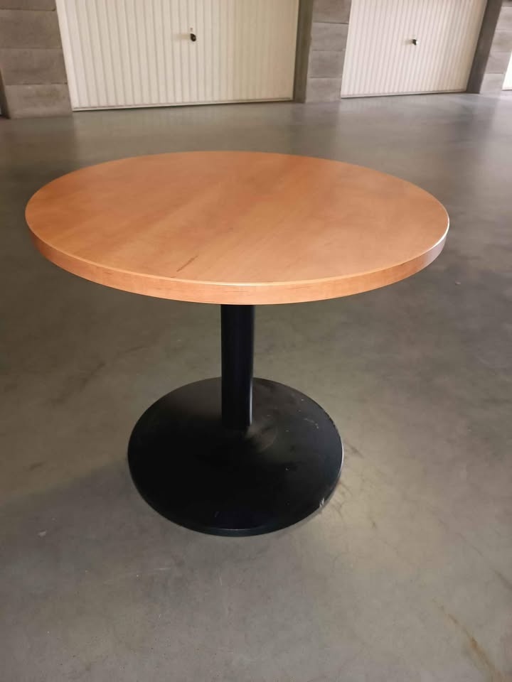 S DOVOZEM nízký stůl s kovovou nohou původní cena 5300,-