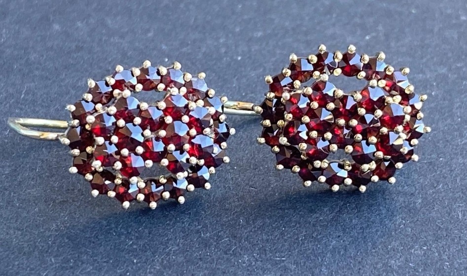 krásné stříbrné náušnice s granáty .
