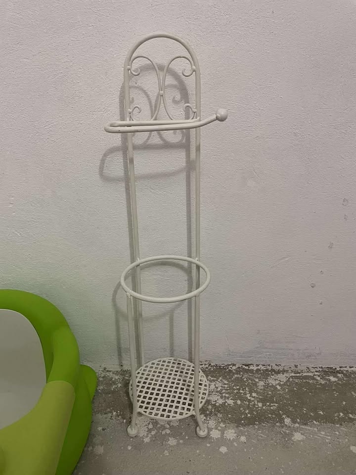 Kovový koupelnový stojan – bílý (WC doplňky)