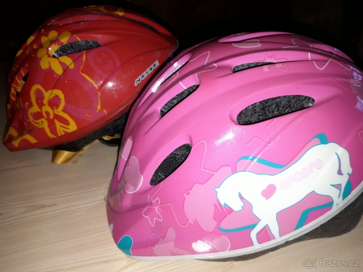 Dětské přilby.