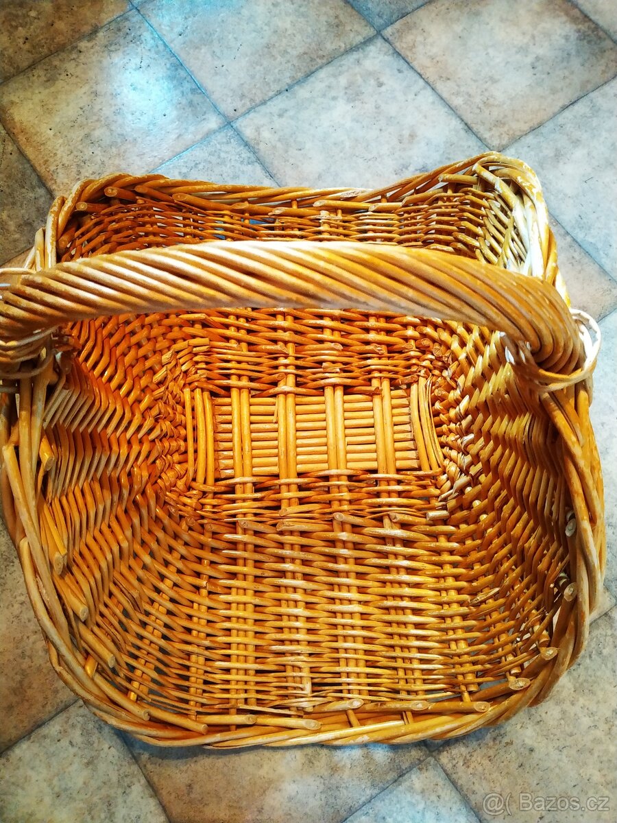 Proutěný koš ke krbu