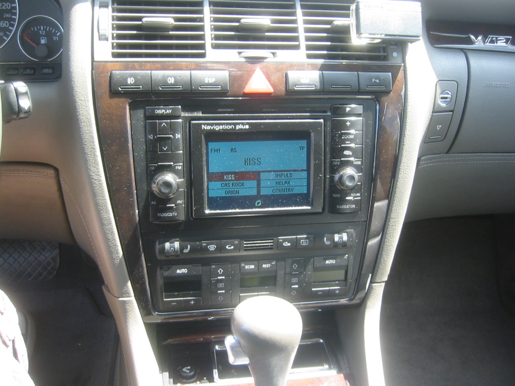 AUDI A8, S8 D2 - prodám navigaci + středový panel