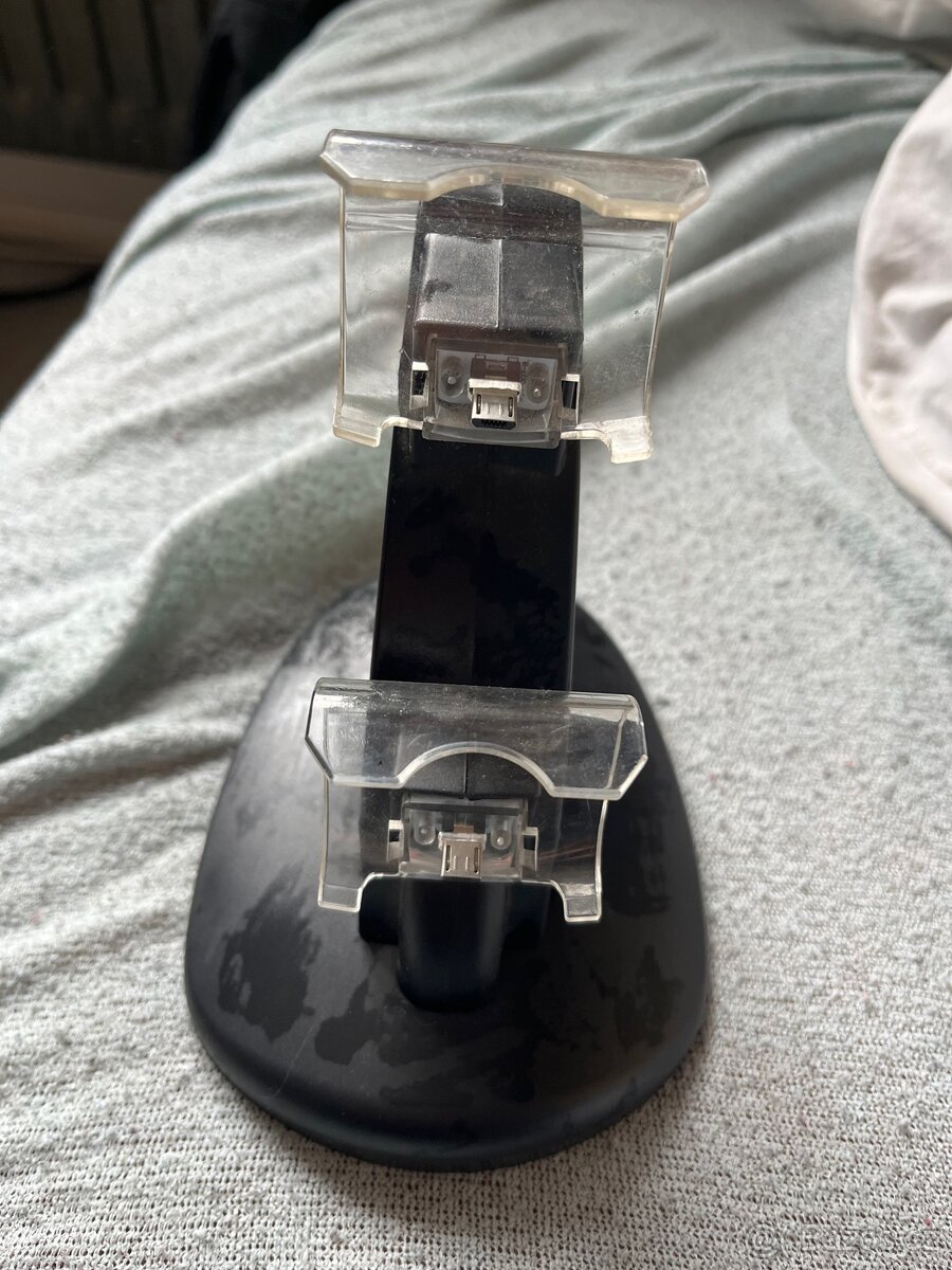 Nabíjecí stanice pro dva ps4 ovladače