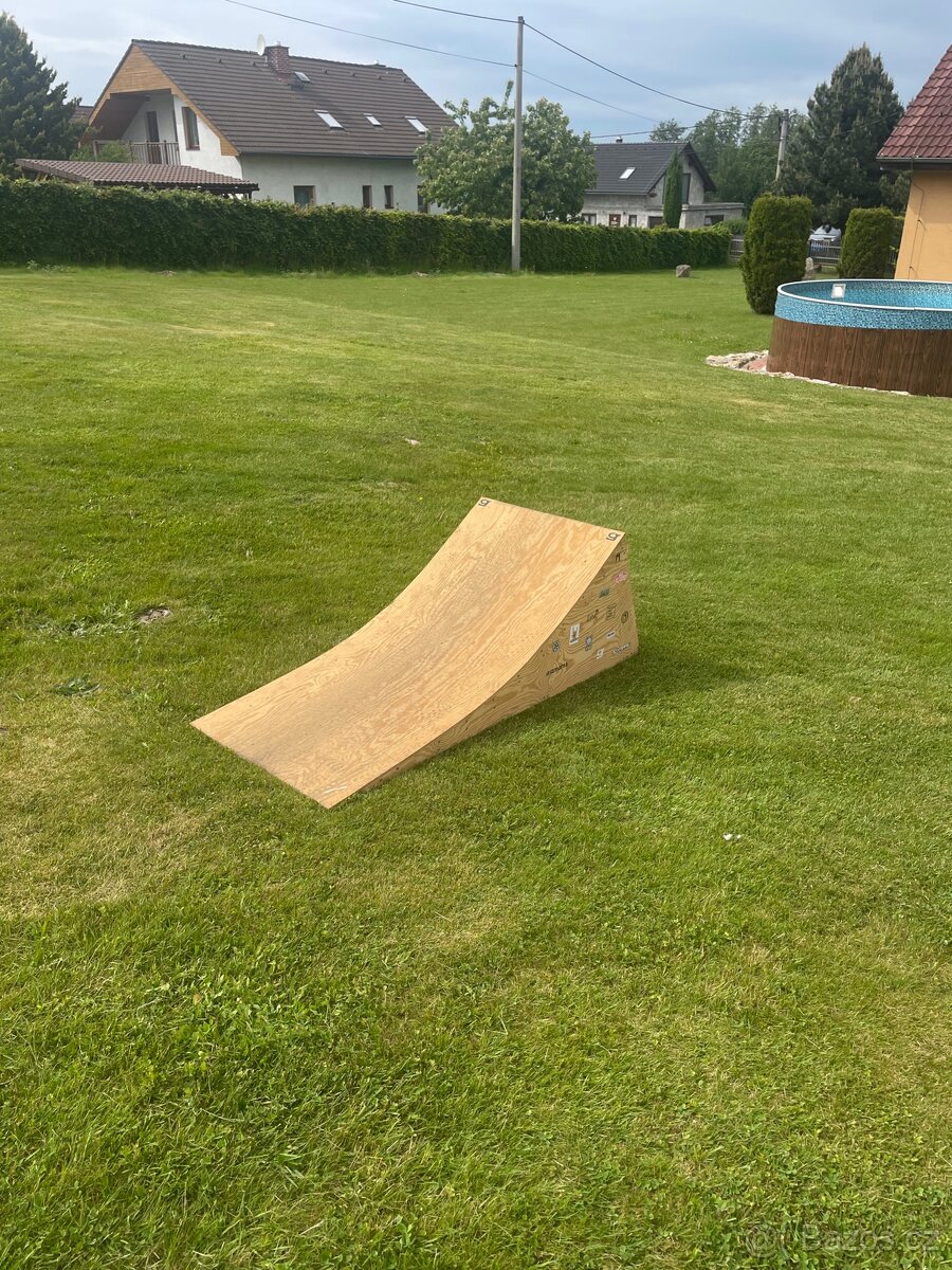 Skokánek na koloběžku/kolo
