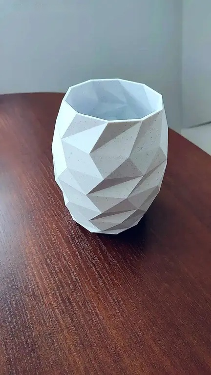 Designový květináč s geometrickým vzorem