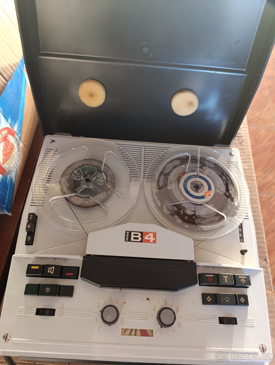 Magnetofon Tesla B4 s příslušenstvím