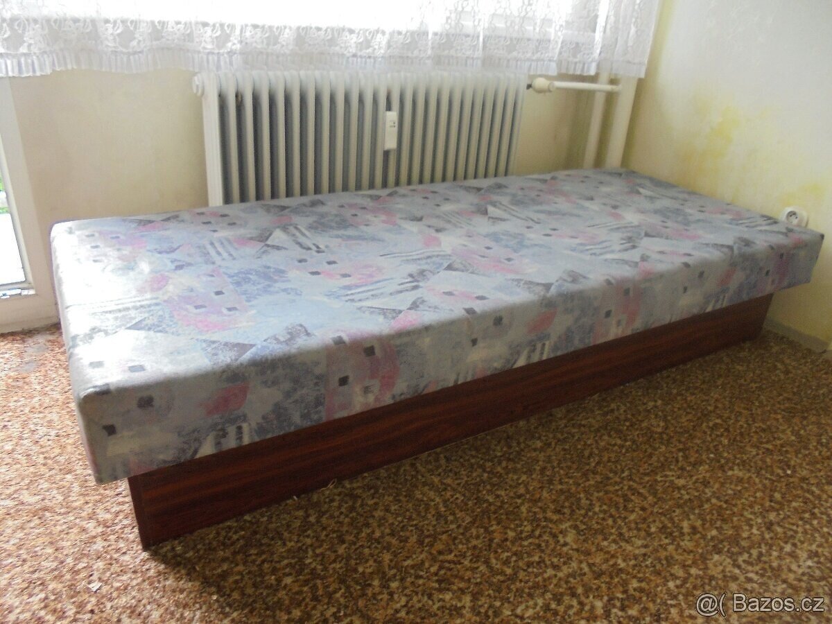 Válenda s úložným prostorem.