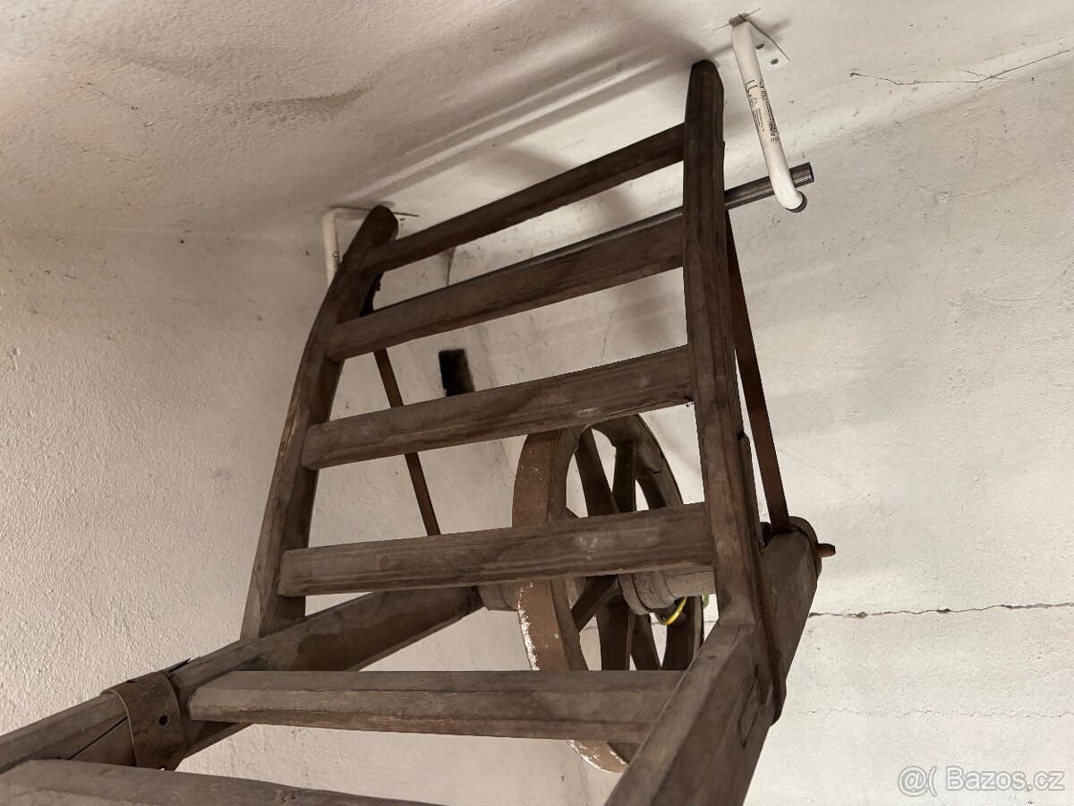 Historický dřevěný trakař