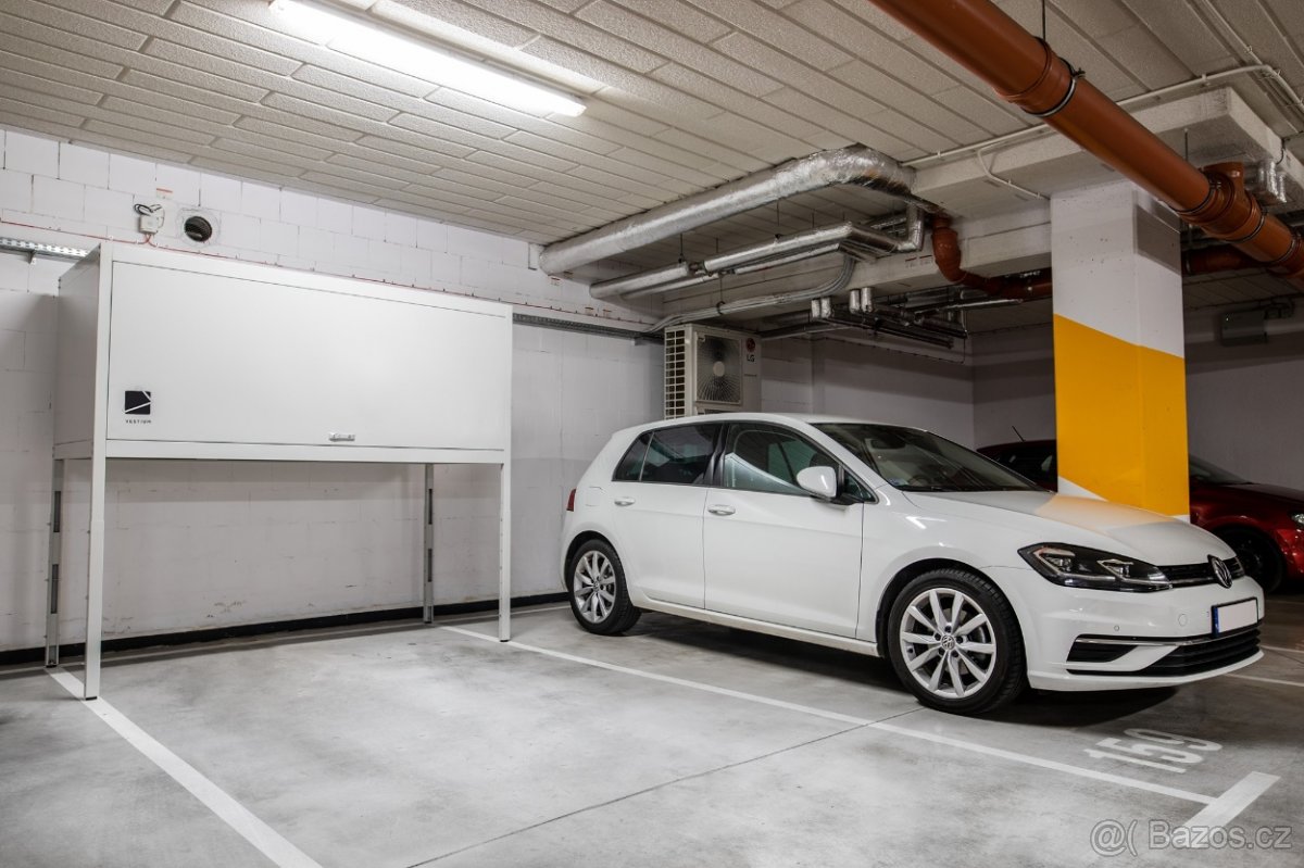 Úložný box do garážového stání