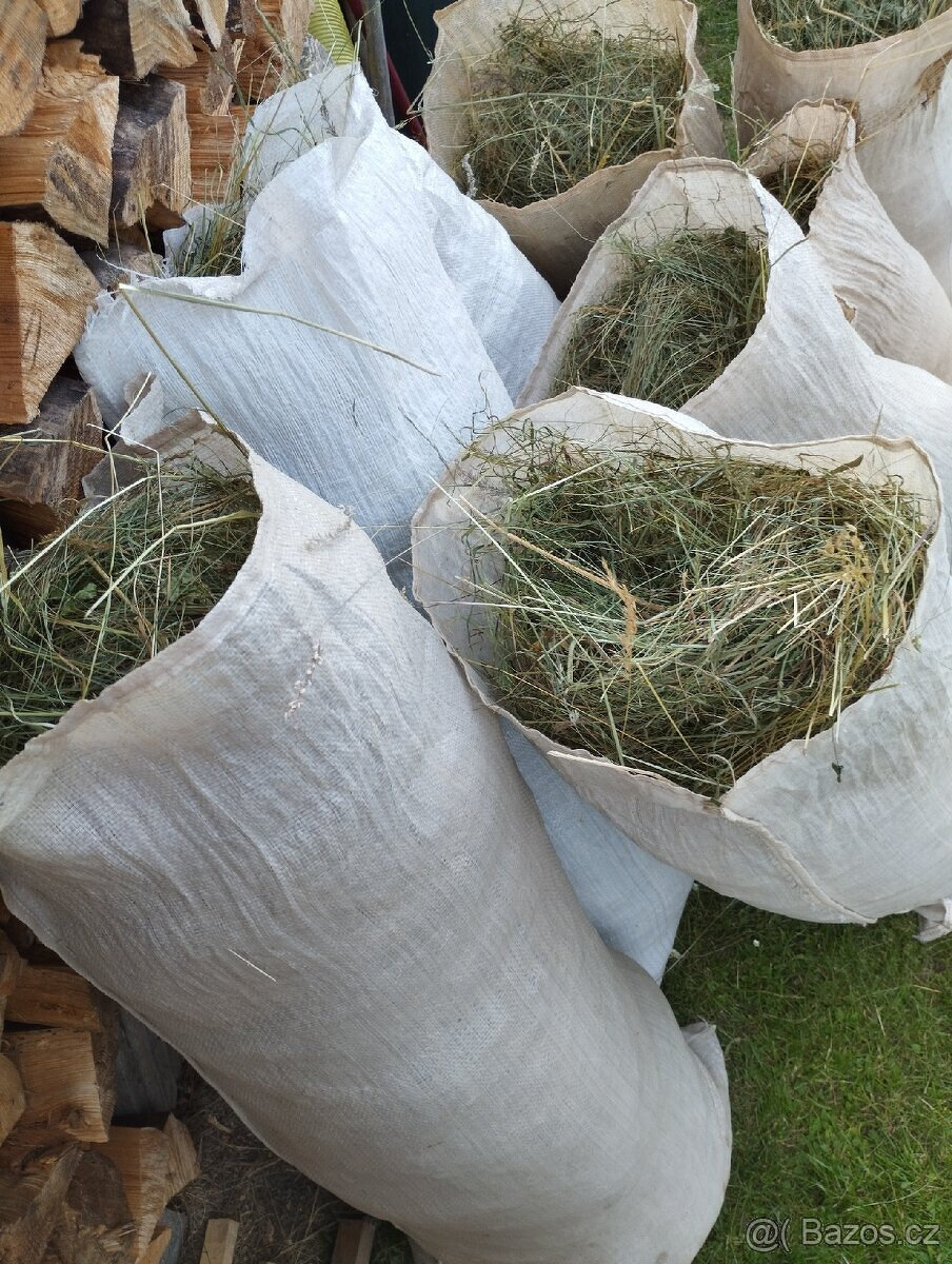 Ručně sušené volně ložené seno