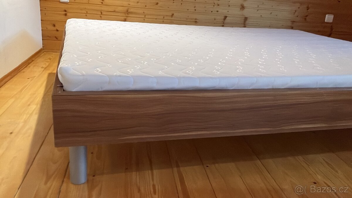 Prodám postel