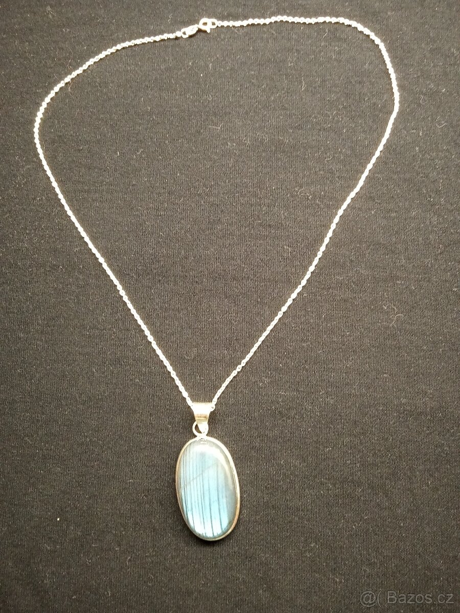 Stříbrný náhrdelník s labradoritovým přívěskem
