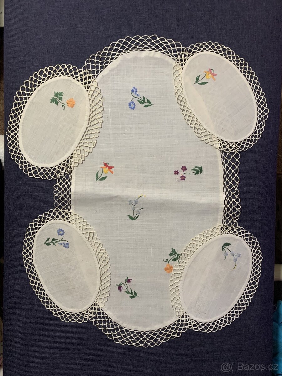 Sada starých ručně vyšívaných deček na chalupu