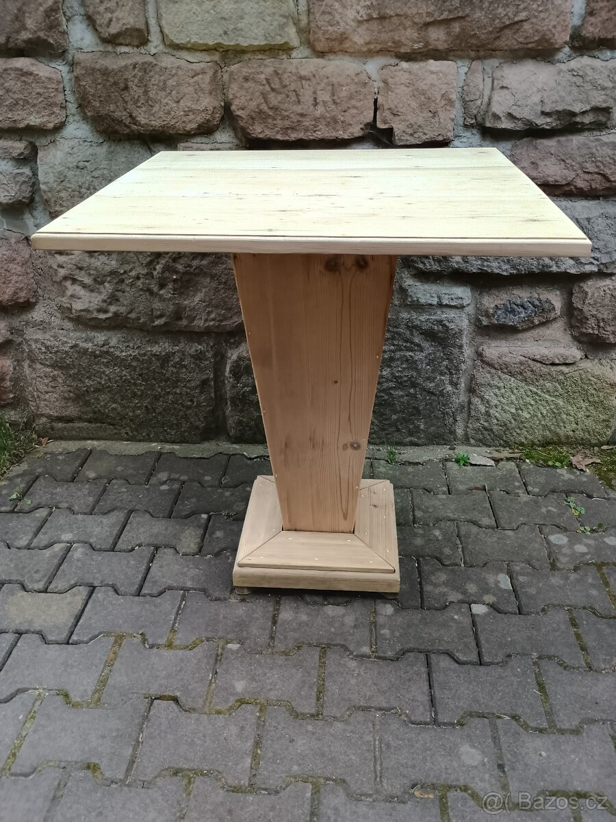 starý smrkový stůl