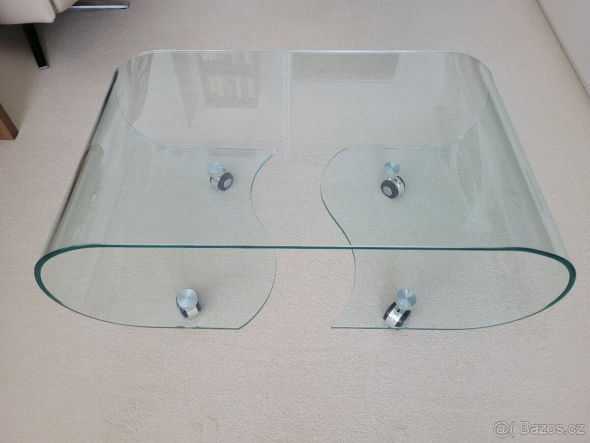 Skleněný designový stolek